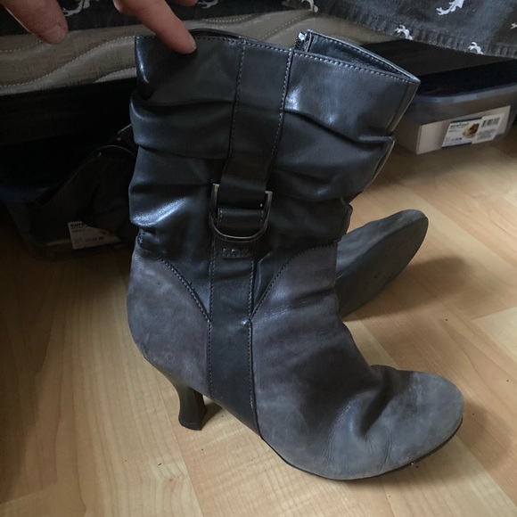 Boots with heels! - Picture 1 of 2